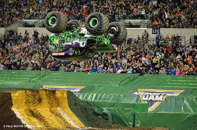 Шоу Monster Jam проводится более 350 раз в году и собирает более 4 миллионов зрителей. Это настоящая «боевая машина», которую, похоже, не остановить